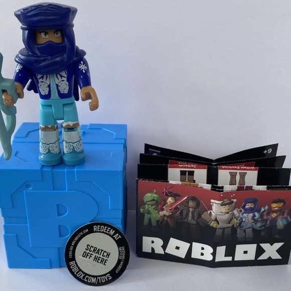 Roblox STAR SORORITY WINTER HUNTER Series 9 Frozen Bow & Quiver Virtual Code Toy - Picture 6 of 10